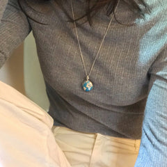 925 Silber Personalisierte Runden Medaillon Kette - Blauer Erdkugel Anhänger mit Goldenes Land