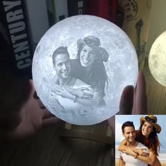 Personalisierte 3D Mondlampe mit Foto und Gravur – Wählbare Größen mit Holzständer – Perfektes Erinnerungs Foto Geschenk