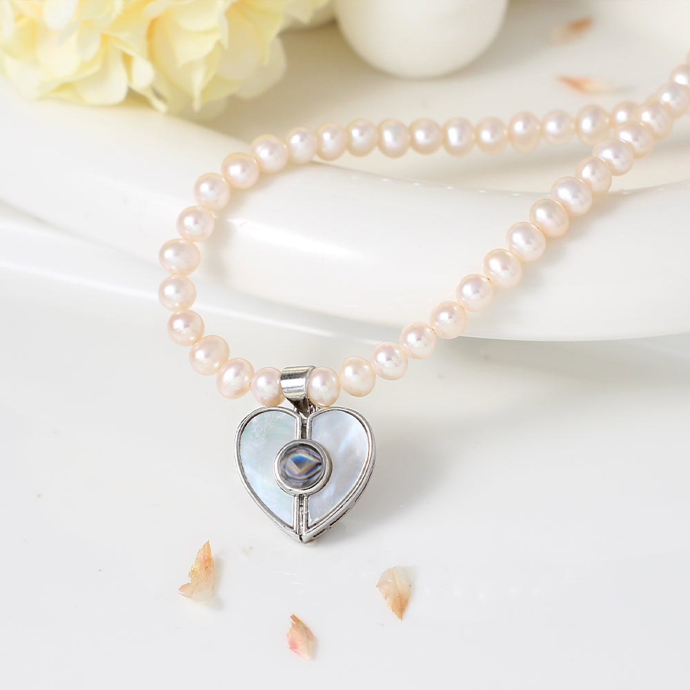 Personalisierte Naturperlenkette mit Fotoprojektion – Anhänger Herz, Kreuz, Pfote oder MOM, Geschenk mit Bild im Stein