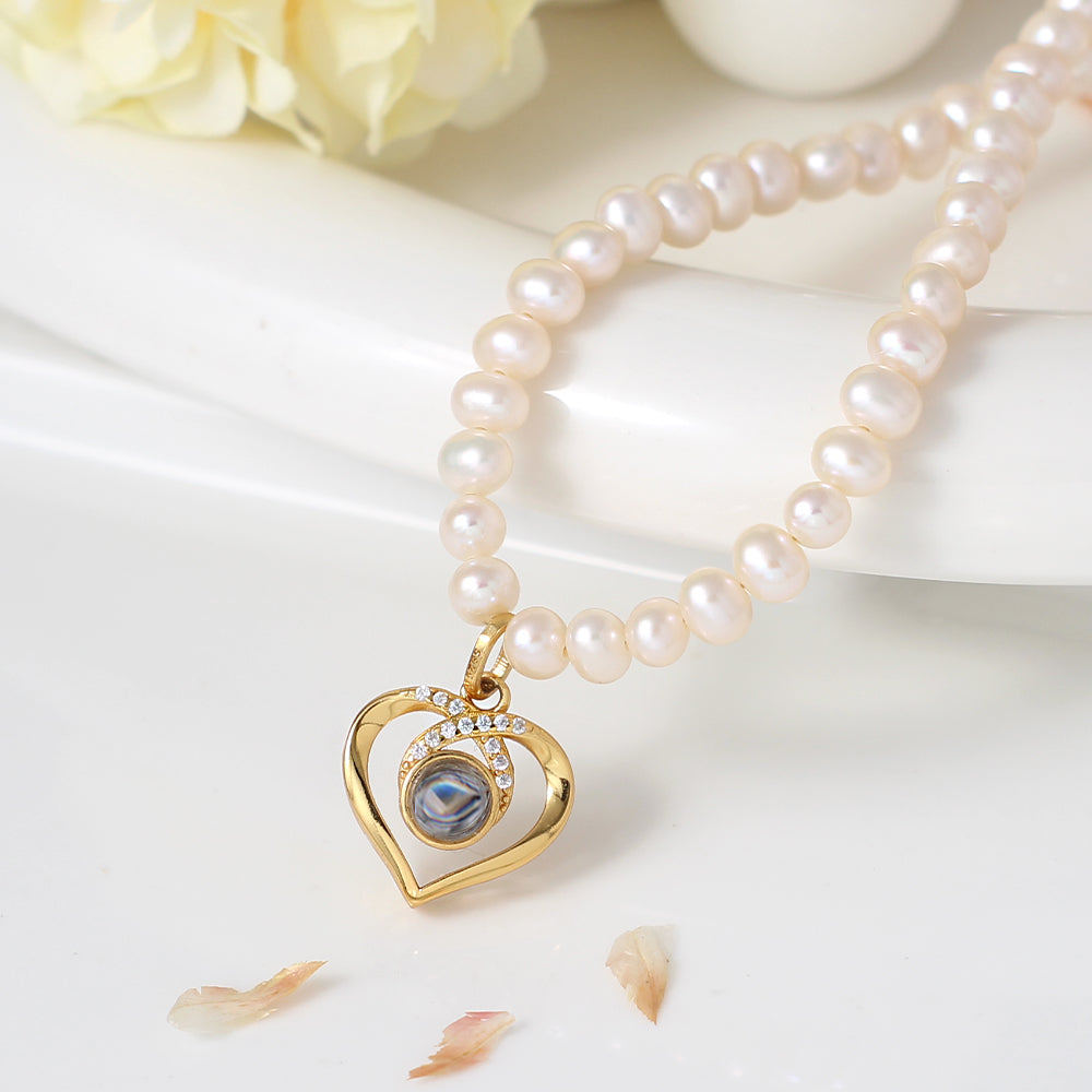 Personalisierte Naturperlenkette mit Fotoprojektion – Anhänger Herz, Kreuz, Pfote oder MOM, Geschenk mit Bild im Stein