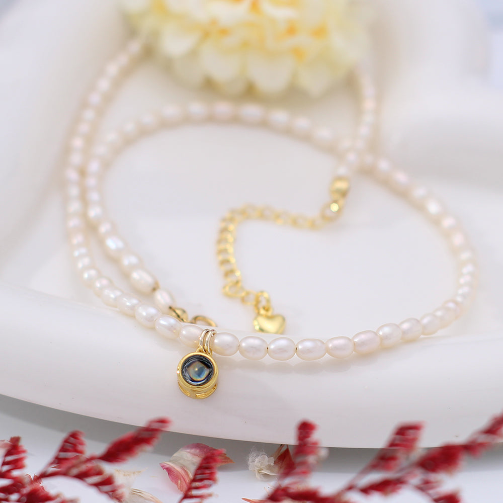Personalisierte Perlenkette mit Foto Projektion – Kette mit Bild und rundem Gold-Silber Anhänger