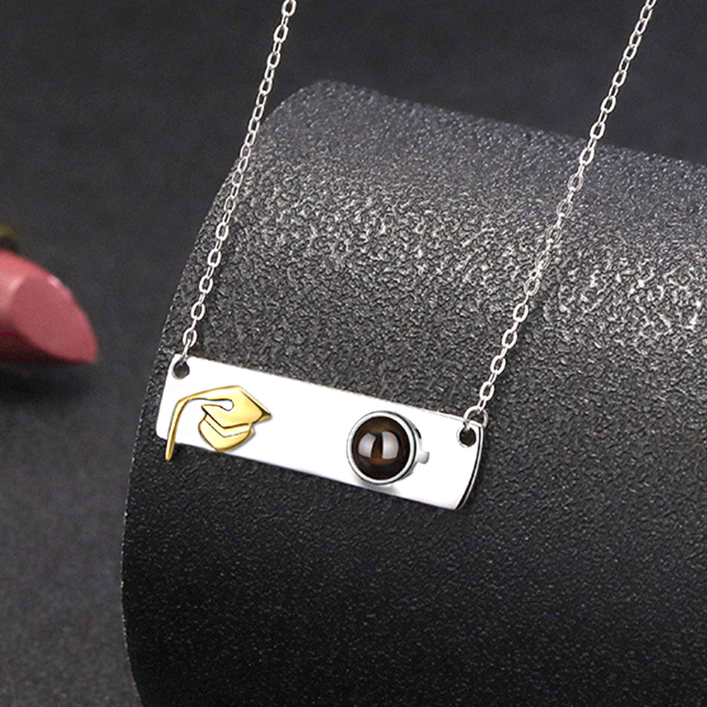 925 Silber Personalisierte Doktorhut Bar Kette mit Bild im Stein – Erinnerungsgeschenke zum Schulabschluss mit Gravur