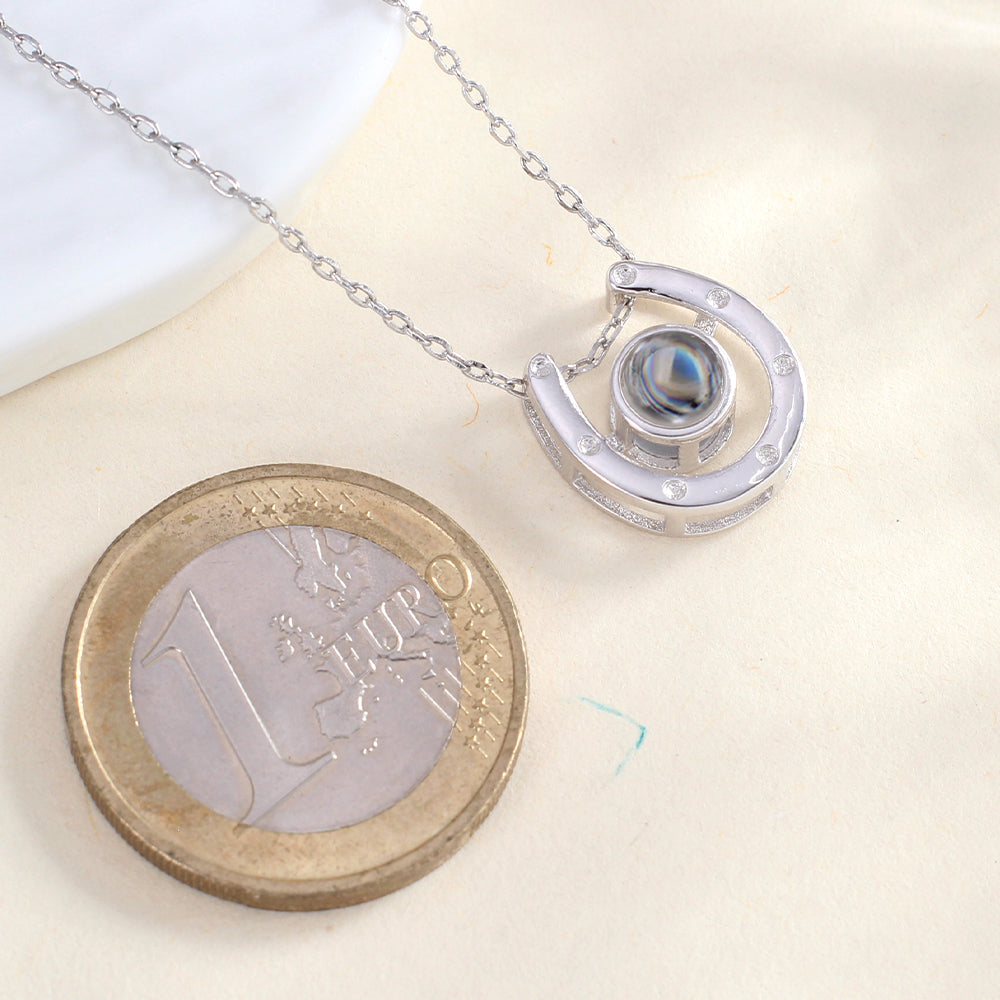 Personalisierte Hufeisen Halskette mit Bild im Stein - Glück & Stärke Erinnerungsgeschenk für Pferdeliebhaber mit Foto Gravur