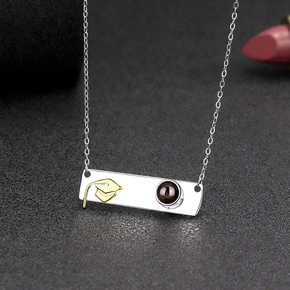 925 Silber Personalisierte Doktorhut Bar Kette mit Bild im Stein – Erinnerungsgeschenke zum Schulabschluss mit Gravur