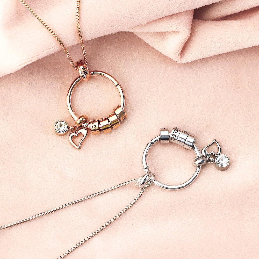 Personalisierte Namenskette mit Geburtsstein Engelsflügel Herz – Ringanhänger mit Namensperlen, Geschenk für Mama Oma & Sie