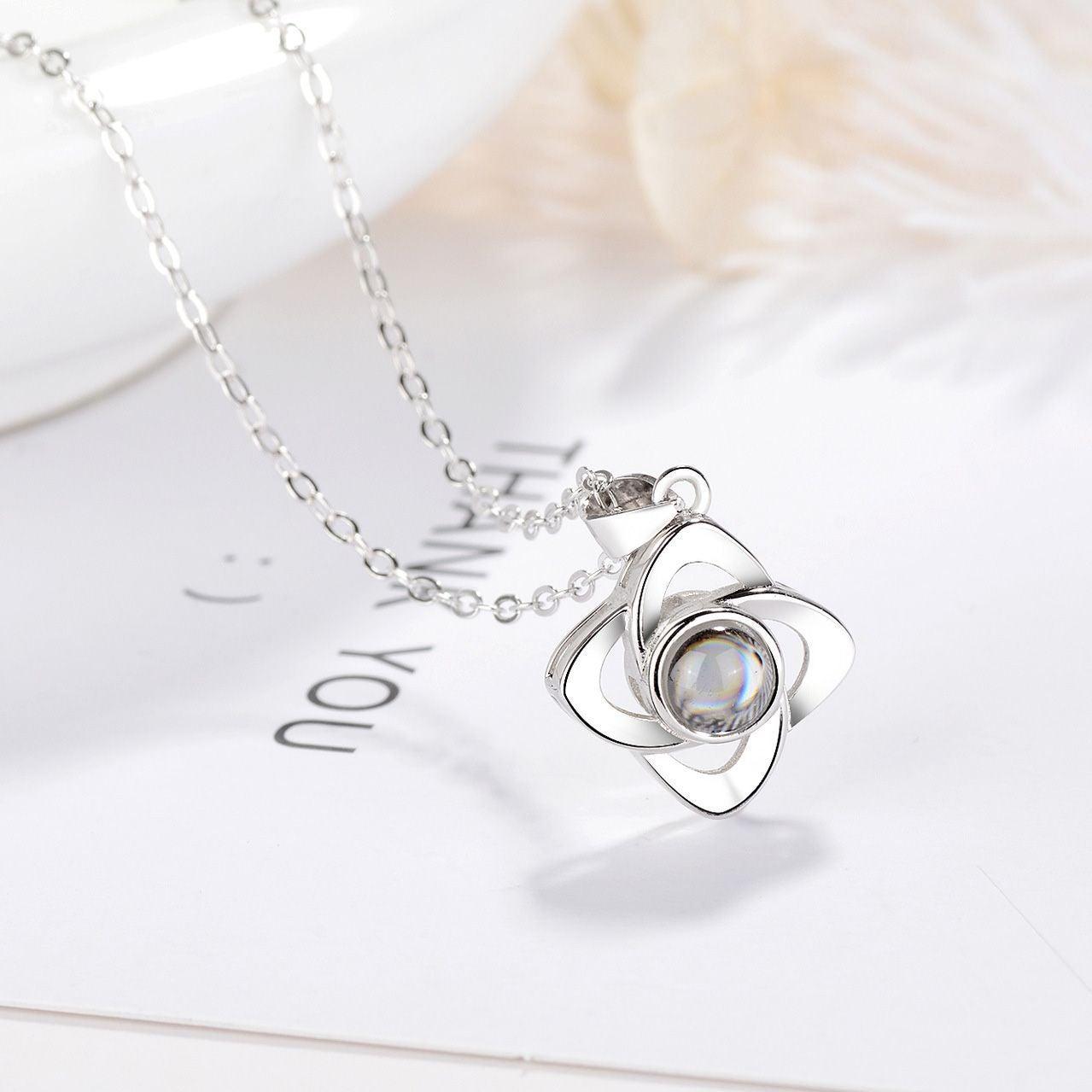 Halskette mit Bild – Kleeblatt Blume als personalisierter Schmuck